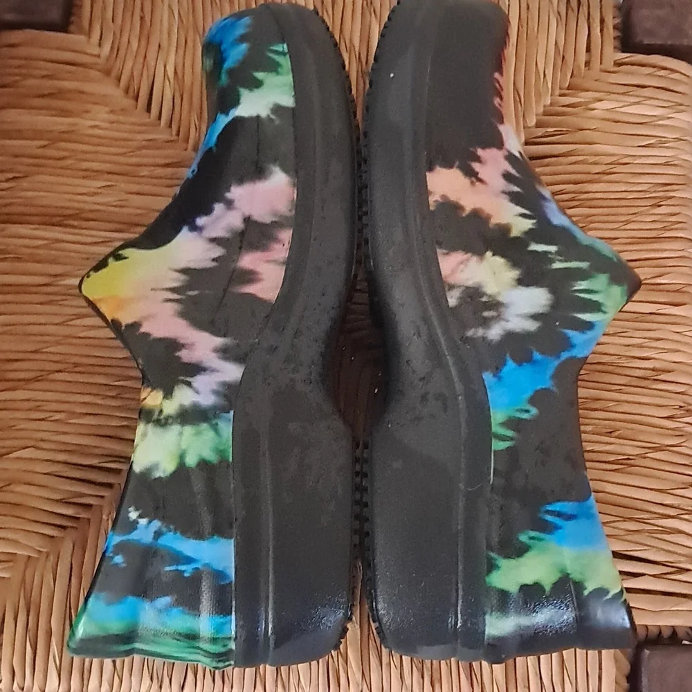 Tie Dye Crocs Clogs Like New condition women's size 7 - Picture 3 of 10